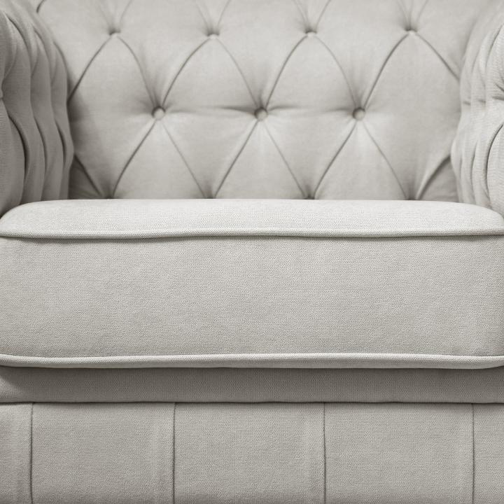 Sillón Chesterfield con capitoné real tapizado en tela