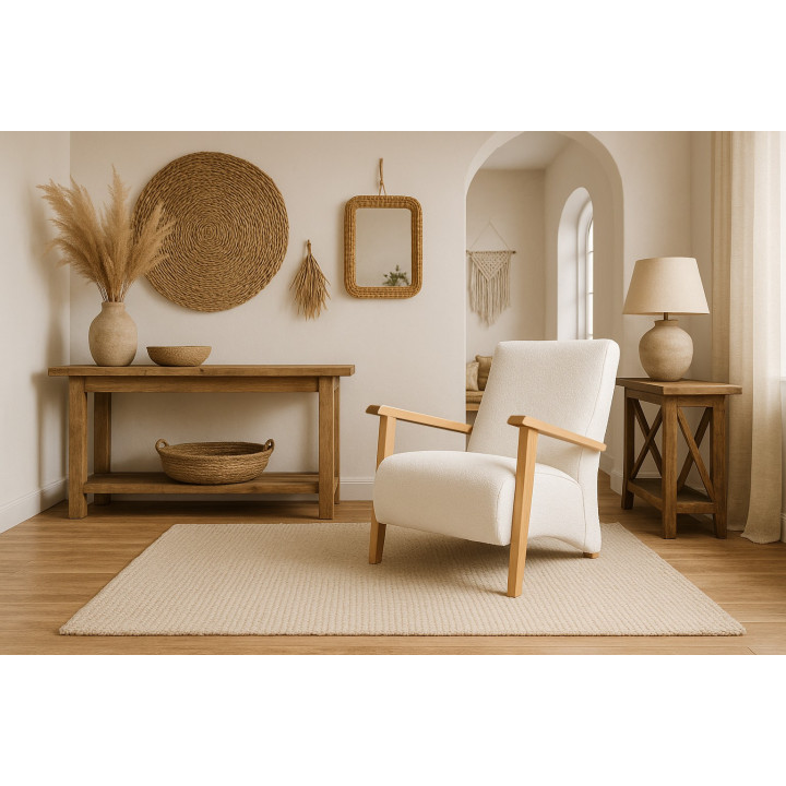 Sillón Cádiz tapizado en tejido bouclé con brazos de haya